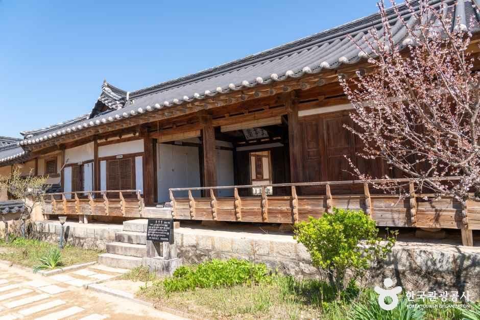 Andong (Hahoe Folk Village) — Hahoe Folk Village & Byeongsan Seowon (UNESCO)