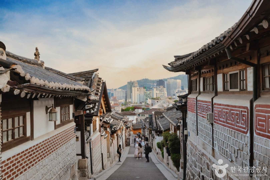 Bukchon Hanok Village — Bukchon-ro 11-gil hanok viewpoint, Gyeongbokgung next door