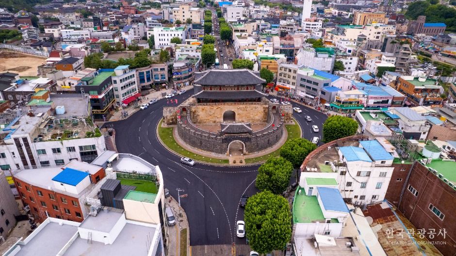 Suwon (Hwaseong Fortress) — Hwaseong Fortress walls (UNESCO) & Haenggung palace